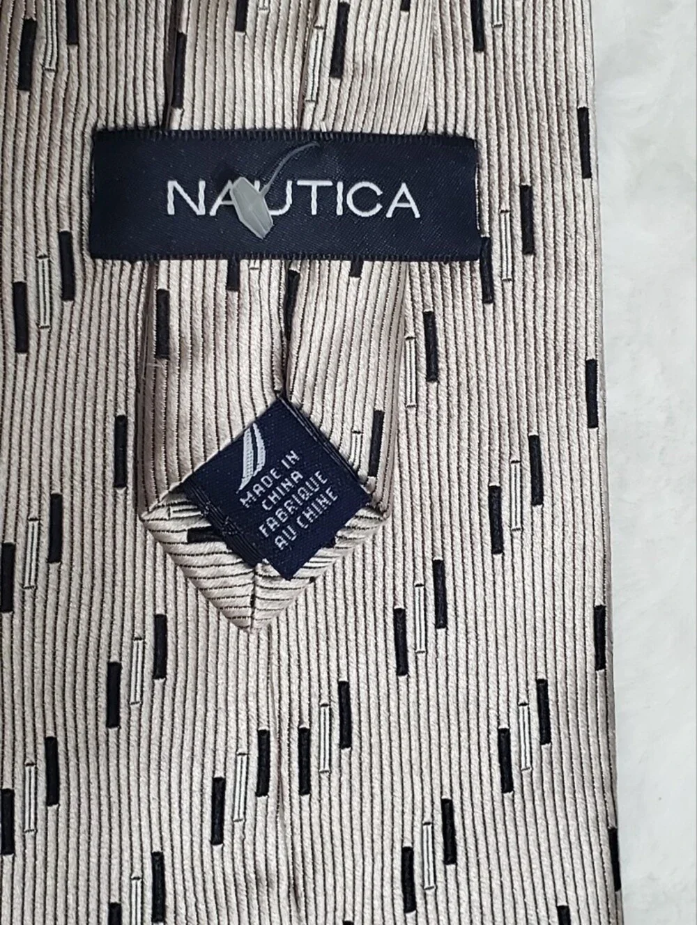 Vintage Nautica Men's 100% Silk Geometric Dash Necktie – Taupe Champagne & Black
